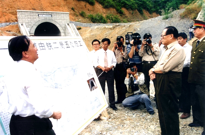 江泽民同志视察南昆铁路