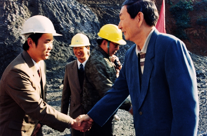 1995年11月15日，时任国务院副总理朱容基视察公司承建的南昆铁路工地，并与公司员工亲切握手。
