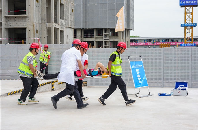 西安高新区集贤园发展中心联合多家单位在中铁二局集贤佳苑项目开展建筑工地生产安全事故应急演练暨工地开放日活动
